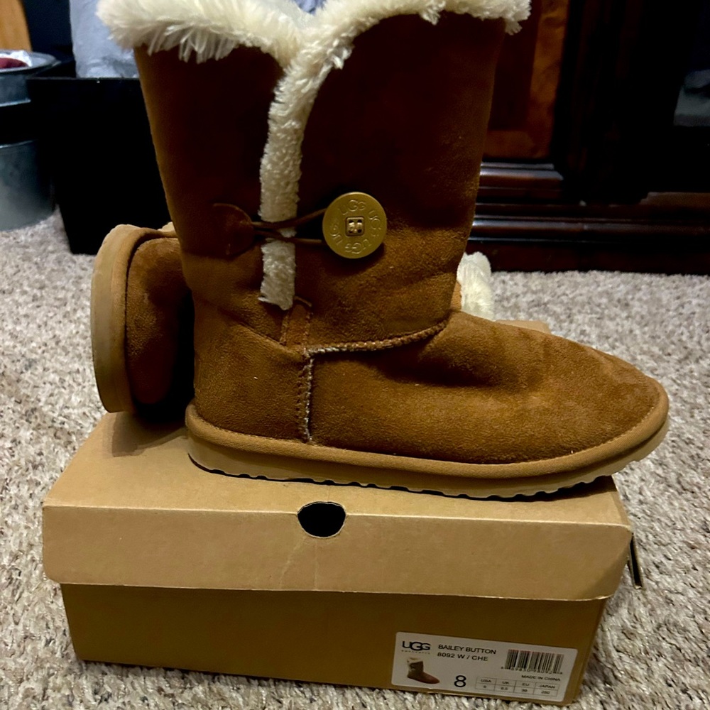 UGG  Bailey Button.